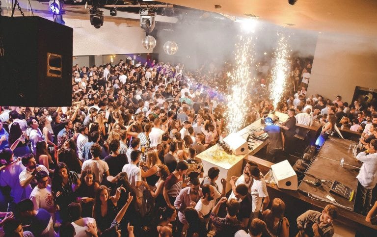 nightlife-in-porto-15-best-bars-clubs-to-party-the-night-away
