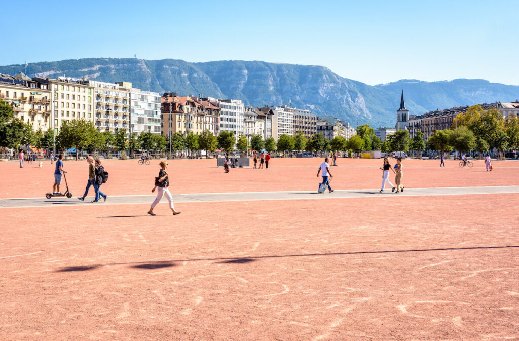 People crossing by foot, bike or scooter the Plainpalais plain