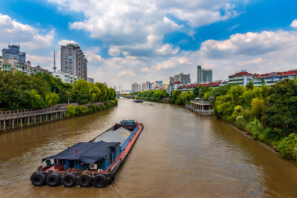China's "Beijing Hangzhou Grand Canal" is the longest and largest ancient canal in the world, and it is also one of the oldest canal