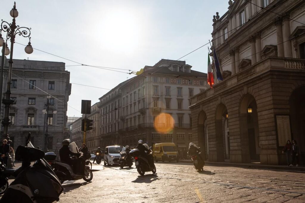 traffic at piazza della scala
