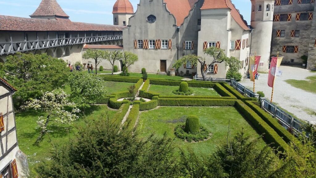 castle grounds and courtyard of Schlosshotel Harburg