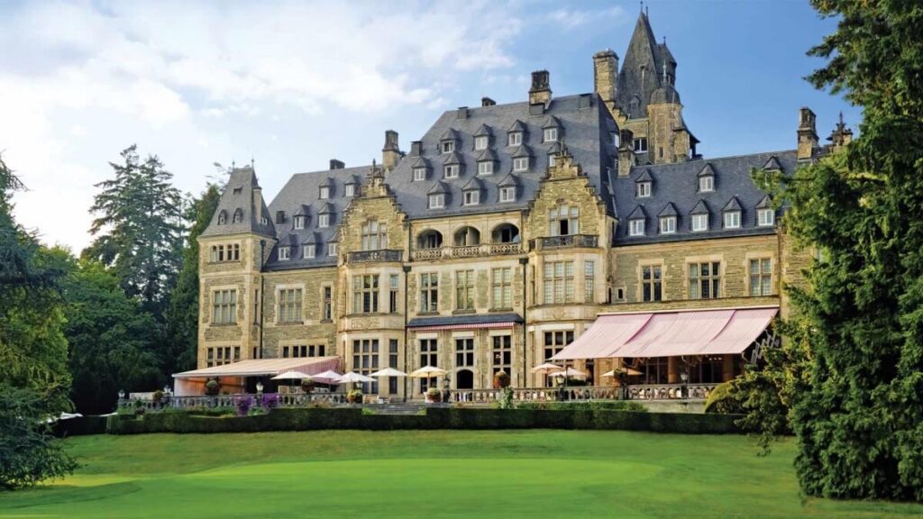 facade and surrounding park of Schlosshotel Kronberg