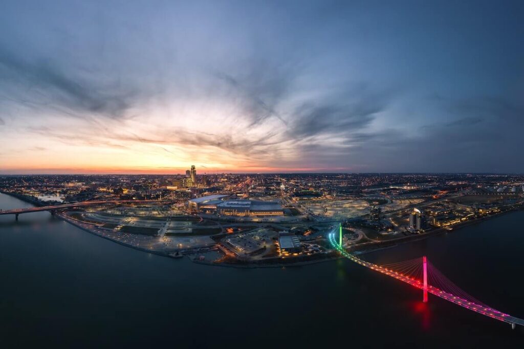 panoramic view of Omaha city and Platte River