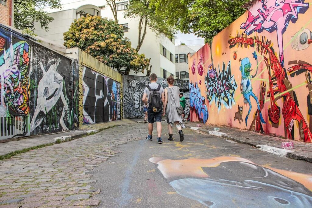 couple walks on beco do batman