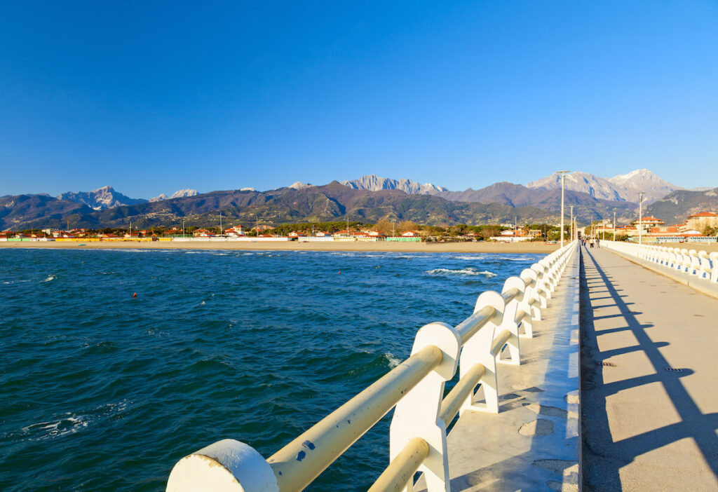 forte dei marmi pier and mountains in background