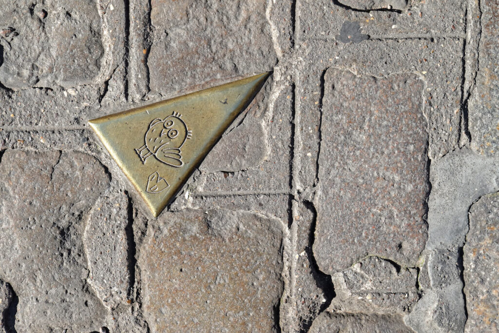 Sign on the route of the owl. This route in the historic center invites tourists to savor the charm of Dijon and go back in time and in the history.