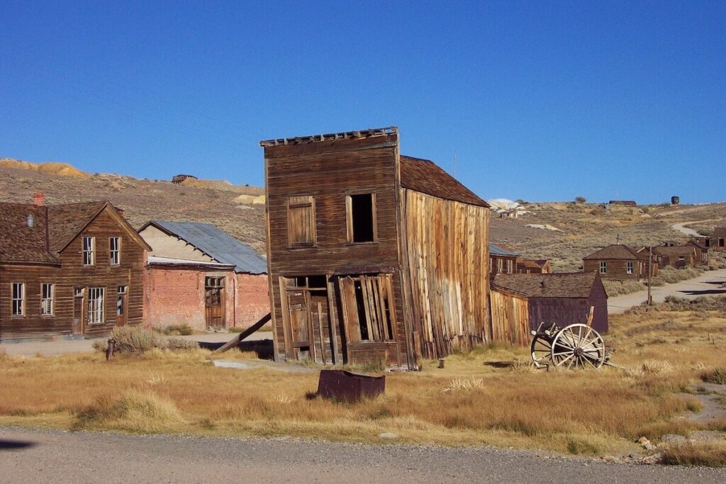 abandoned house in the desert