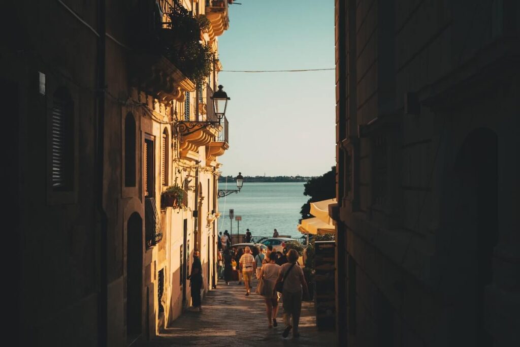siracusa street golden hour