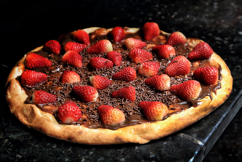 brazilian chocolate and strawberry pizza