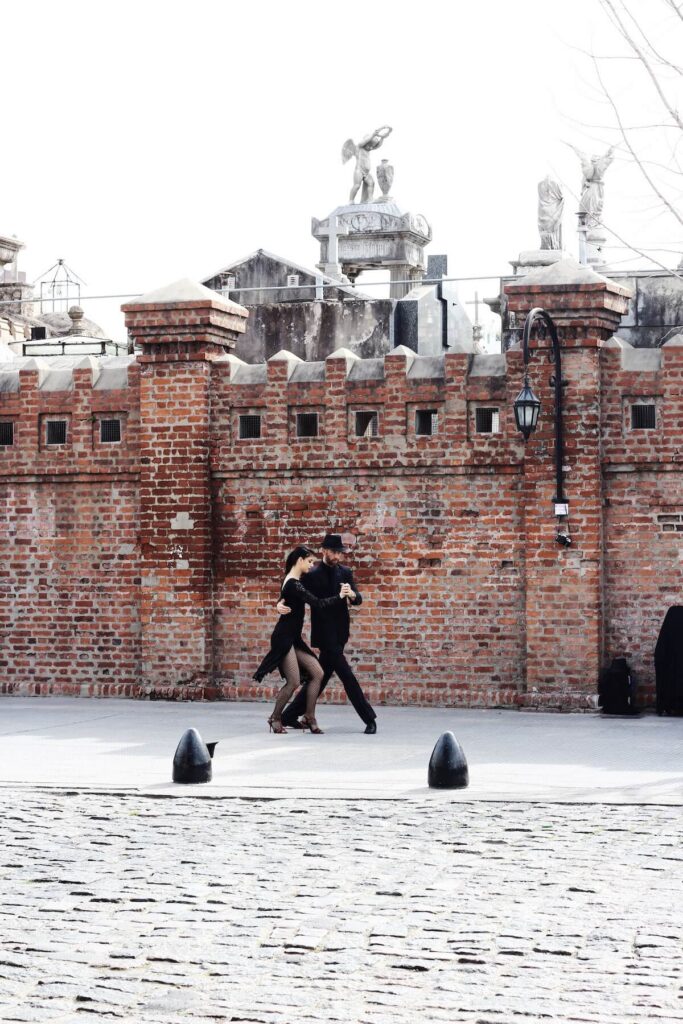 Couple dances to tango at Recoleta Cemetery