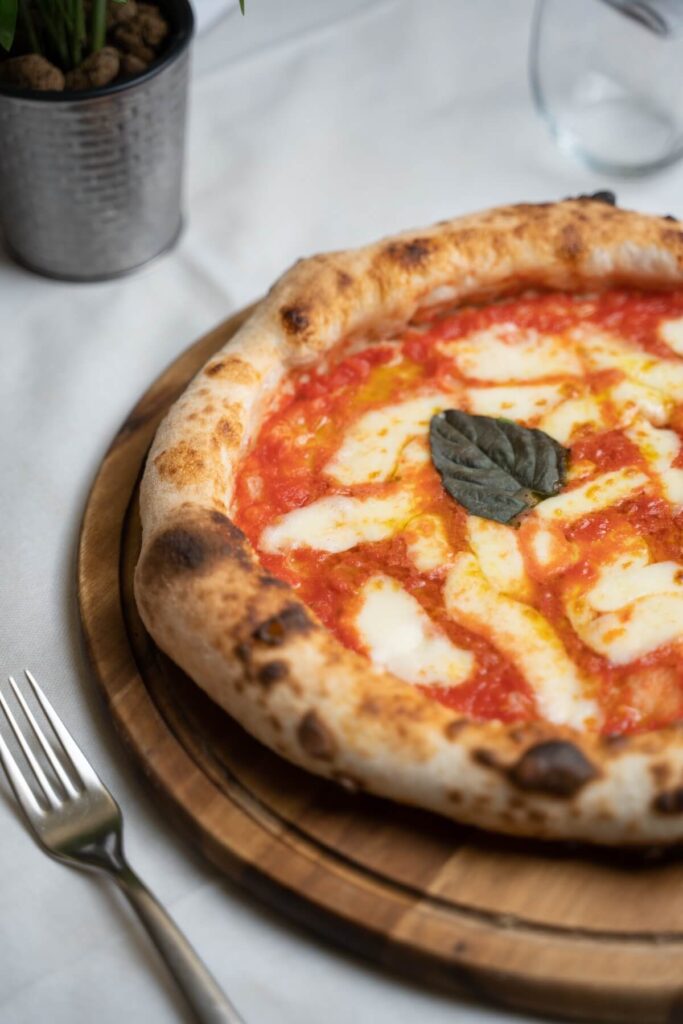 authentic pizza margherita in naples