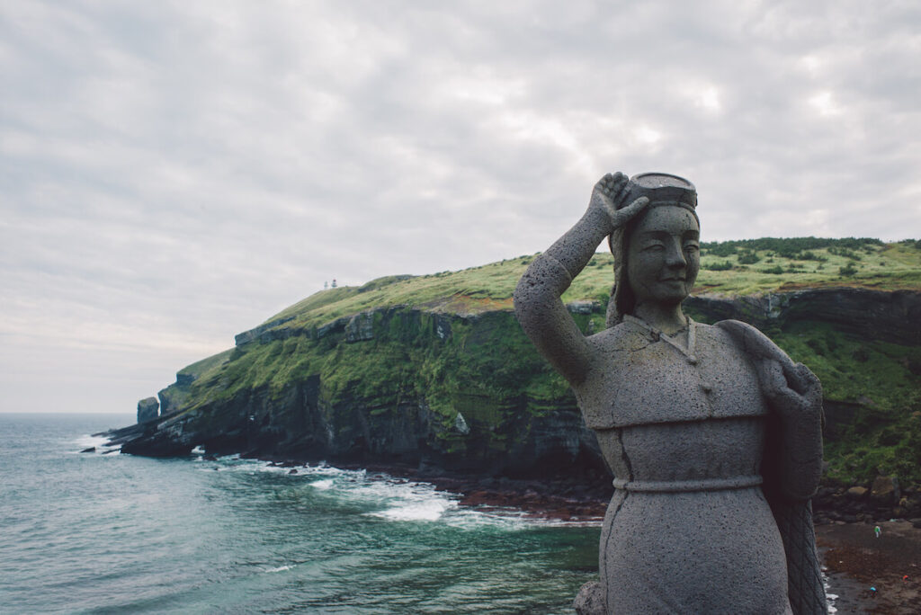 Sculpture of women diver (Haenyeo) at Geommeolle beach