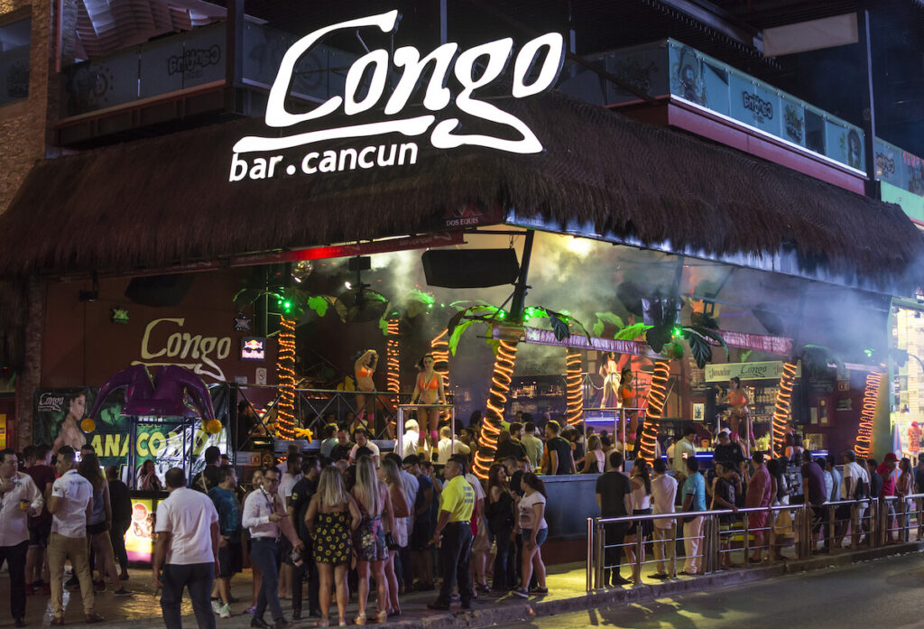 crowded Congo bar at Cancun