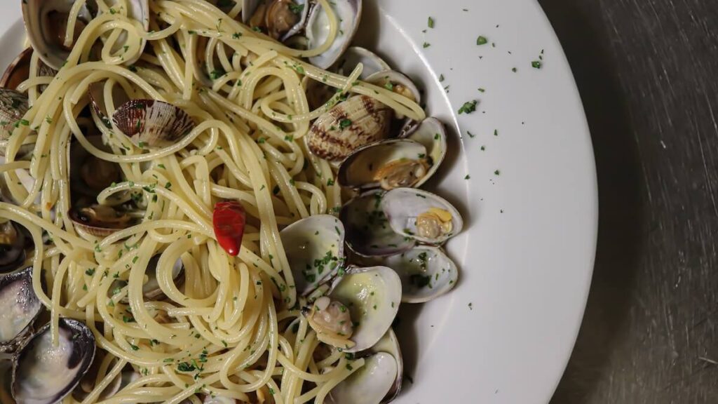 close up of spaghetti alle vongole