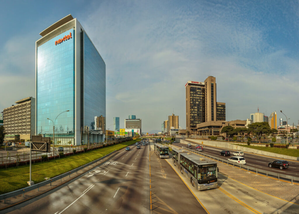 lima metropolitano buses running on expressway