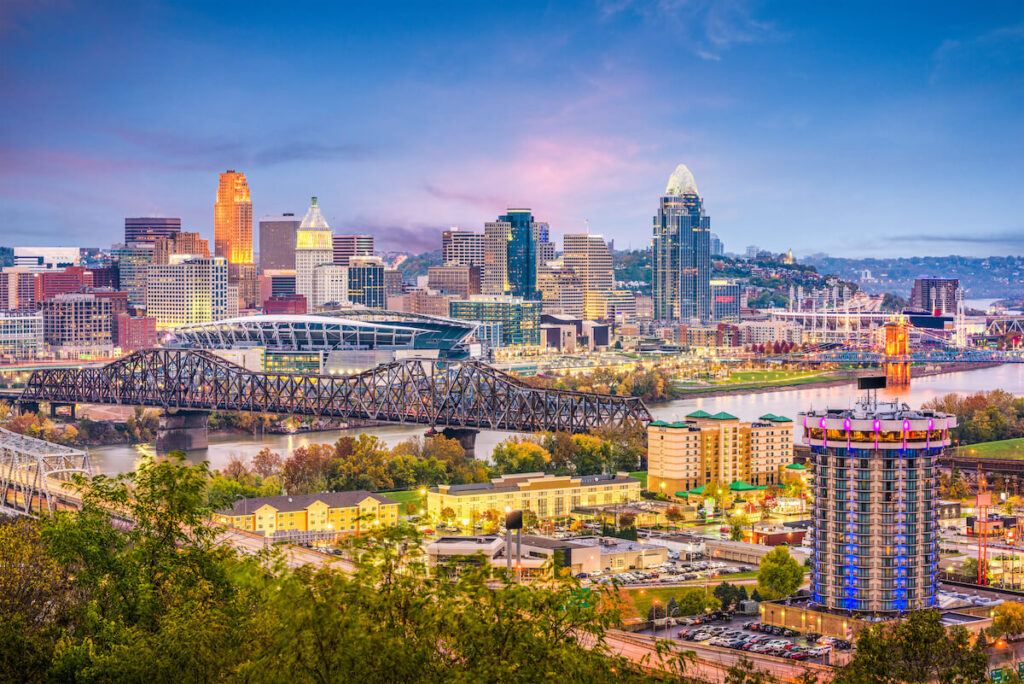 Cincinnati, Ohio, USA skyline at dusk