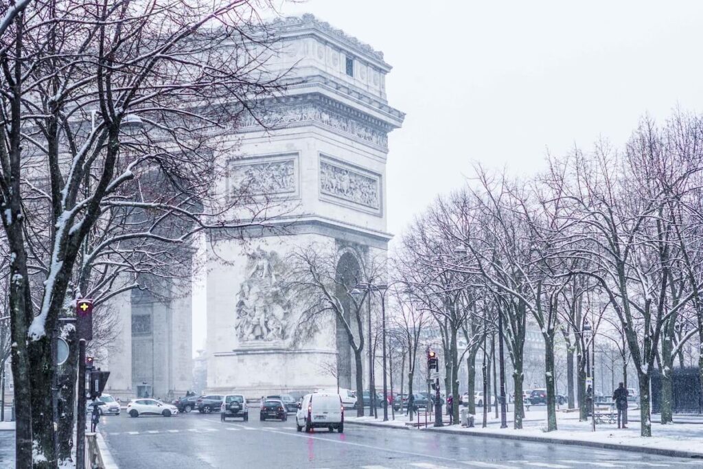 arc de triomphe on snowy day