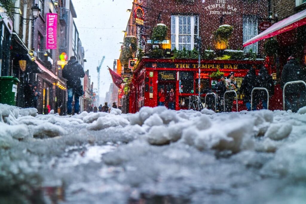 dublin temple bar on snowy day