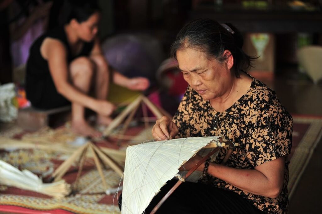 woman making non la in Chuong Village