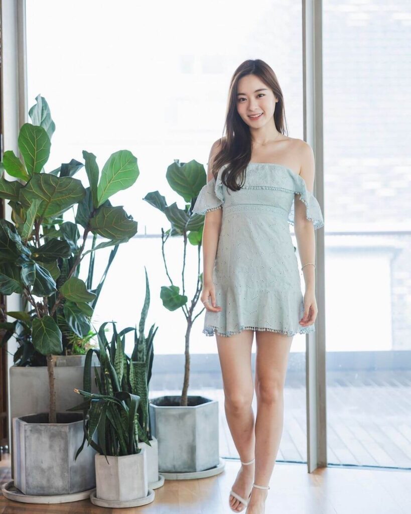 model posing for Hong Kong brand Aleshia