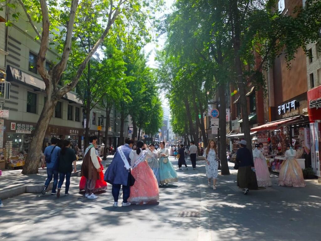 tourists and locals wearing hanoks in Insadong
