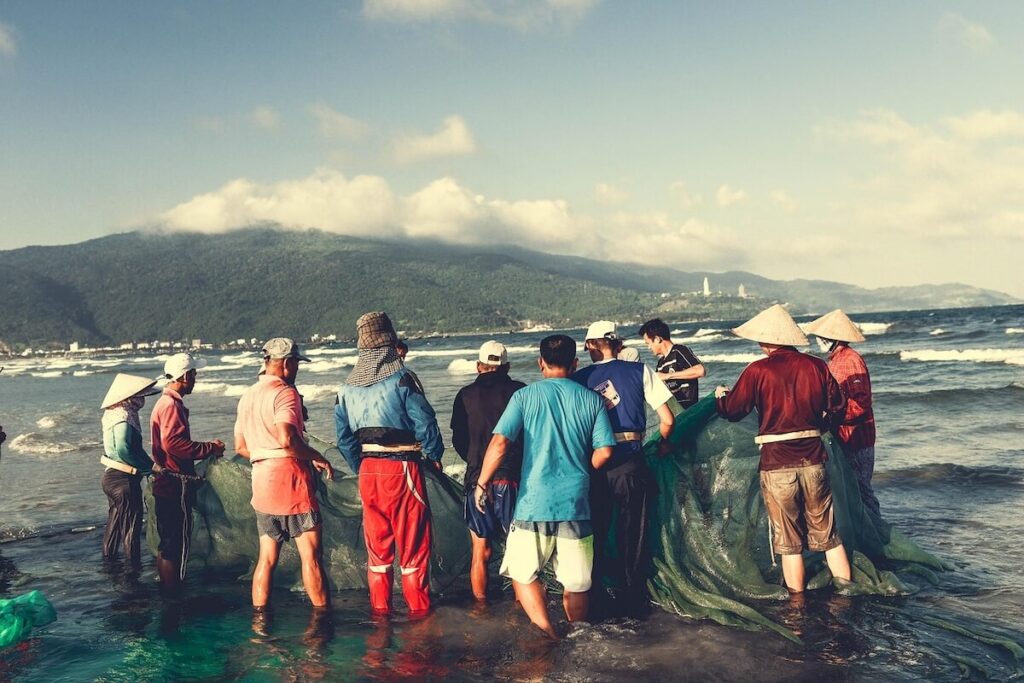 fishermen hauling catch in Da Nang coast