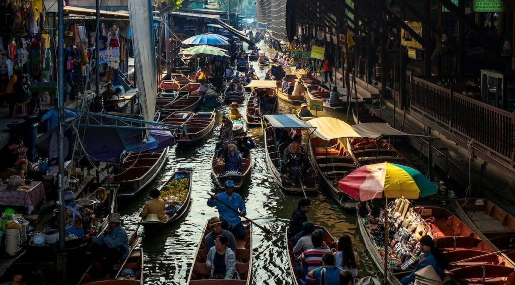 boats plying along Damnoen Saduak Floating Market