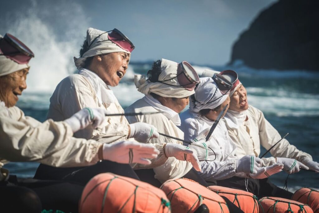 Jeju haenyeo's singing before their dive