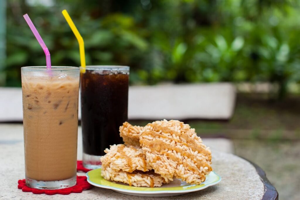 thai milk tea and khao tan