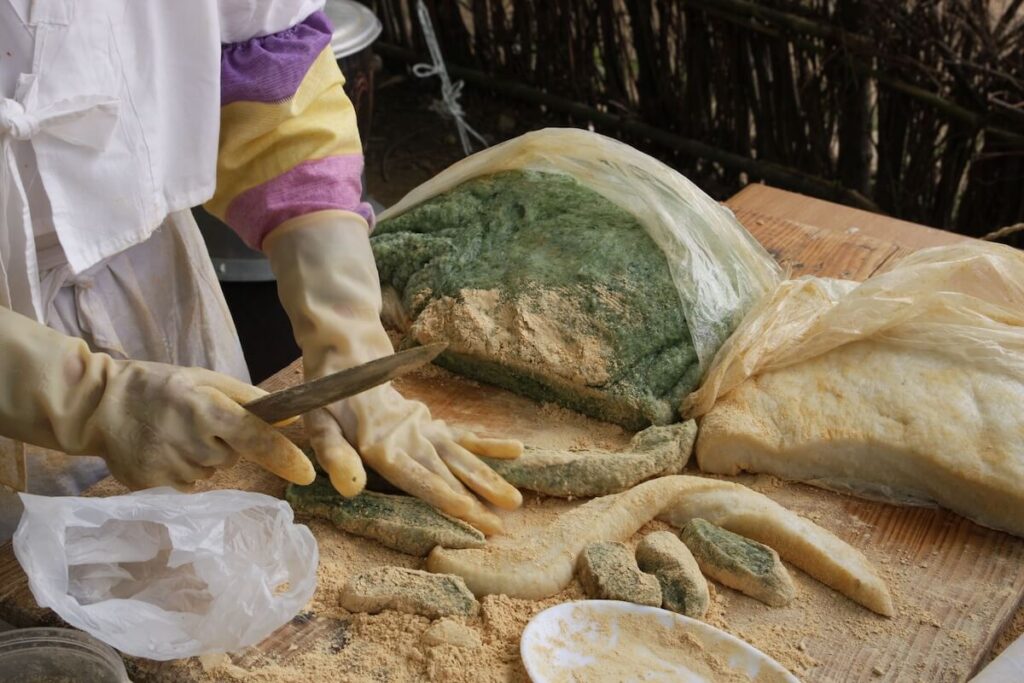 woman making Korean rice cakes