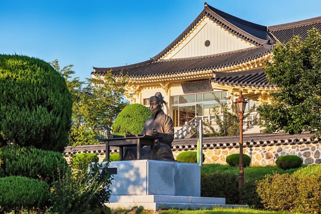 sitting Confucius statue in korea