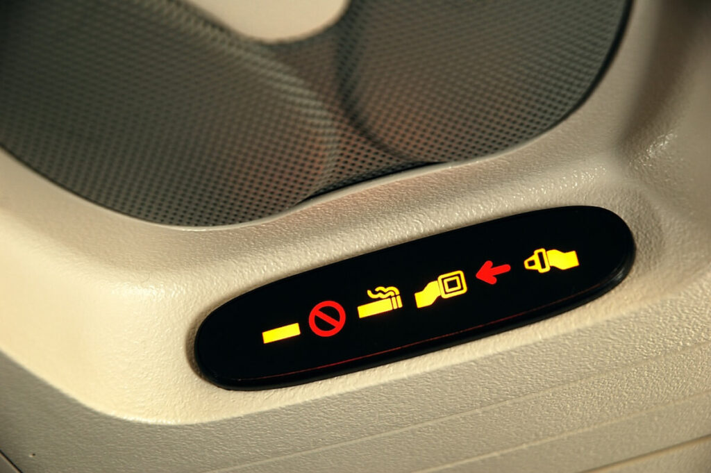 airplane sign showing no smoking and buckle seatbelt