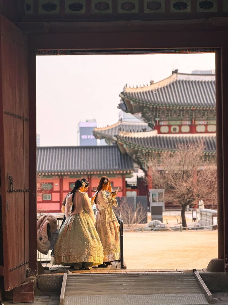 women wearing hanbok in Gyeongbokgung Palace