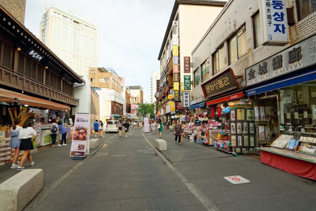 shops along the main street of the Insa-dong area in Seoul